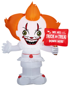 lot 652 image: Warner Bros. 5 Halloween Pennywise Airblown Yard Inflatable