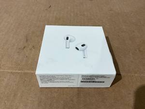 lot 4 image: AirPods (3rd generation) with Lightning Charging Case - White