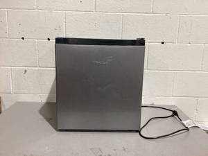 lot 466 image: Hisense 1.6 Cu Ft Single Door Mini Fridge, Black, Energy Star, 1 Year Warranty, WMS017M6XBE