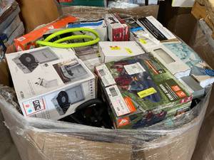 lot 805 image: Wholesale Pallet of Assorted Miscellaneous Items