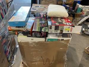 lot 809 image: Wholesale Pallet of Assorted Miscellaneous Items