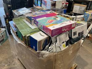 lot 811 image: Wholesale Pallet of Assorted Miscellaneous Items