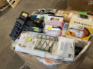 lot 814 image: Wholesale Pallet of Assorted Miscellaneous Items