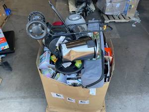 lot 818 image: Wholesale Pallet of Assorted Miscellaneous Items