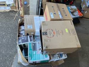 lot 820 image: Wholesale Pallet of Assorted Miscellaneous Items