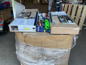 lot 821 image: Wholesale Pallet of Assorted Miscellaneous Items
