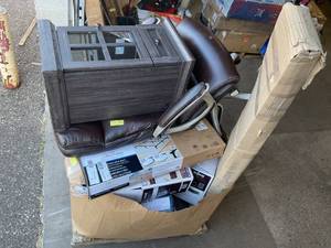 lot 823 image: Wholesale Pallet of Assorted Miscellaneous Items