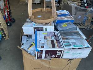 lot 824 image: Wholesale Pallet of Assorted Miscellaneous Items