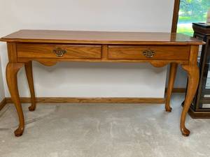 lot 133 image: Thomasville Wooden Console Table with Drawers