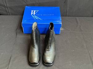 lot 137 image: White Mountain Black Leather Ankle Boots - Size 10M