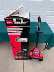 lot 8 image: Toro Power Shovel Electric Snow Thrower