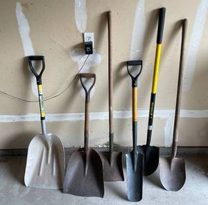 lot 10 image: Lot of 5 Assorted Shovels and Spades