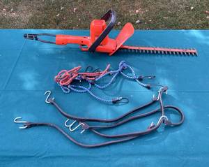 lot 45 image: Black & Decker 16 Hedge Trimmer with Bungee Cords