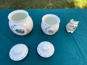 lot 55 image: Handpainted Ceramic Canister Set with Cat Figurine