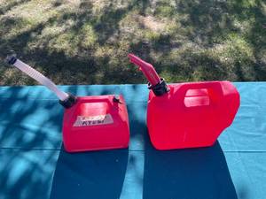 lot 78 image: Set of 2 Gasoline Containers - Rubbermaid and Unbranded