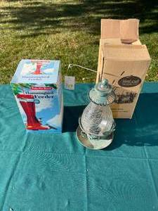 lot 84 image: Island Creek Crackle Glass Bird Feeder & Perky-Pet Hummingbird Feeder