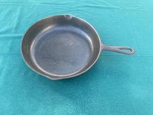 lot 269 image: Vintage Cast Iron Skillet
