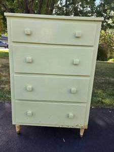 lot 279 image: White 4 Drawer Dresser