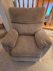 lot 193 image: Comfortable Beige Recliner Chair