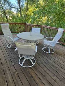 lot 198 image: Outdoor Patio Set with Round Table and Four Swivel Chairs
