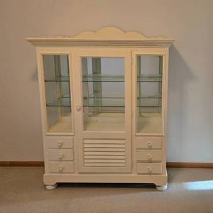 lot 199 image: Vintage White Display Cabinet with Glass Doors and Drawers