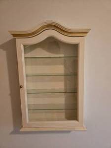 lot 209 image: White Curio Cabinet with Glass Shelves