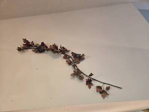 lot 213 image: Decorative Grapevine Garland with Faux Berries