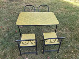 lot 295 image: Vintage Patio Table and Chair Set - 5 Piece