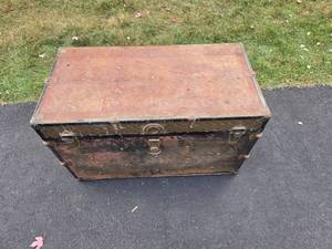 lot 299 image: Antique Wooden Steamer Trunk with Lined Interior