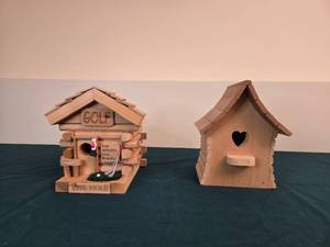lot 333 image: Set of Decorative Wooden Birdhouses - Golf Themed and Plain
