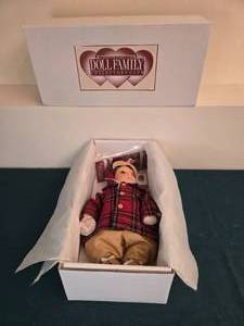 lot 340 image: Lee Middleton Doll Family Collectors Club Doll with Box