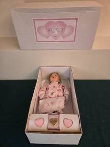 lot 406 image: Lee Middleton Original Doll 2005 Doll Family Collectors Club