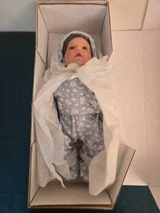 lot 410 image: Lee Middleton Original Doll - Collectors Edition
