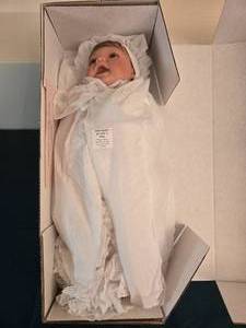 lot 414 image: Lee Middleton Original Dolls Love and Prayers 1999 Club Doll with COA