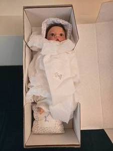 lot 425 image: Lee Middleton Original Dolls Collectors Edition