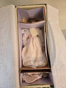 lot 428 image: Thelma Resch Designer Guild Collection Limited Edition Doll