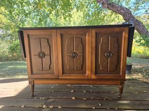lot 438 image: Vintage Wooden Buffet Sideboard with Expandable Top