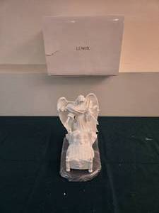 lot 439 image: Lenox Guardian Angel Figurine