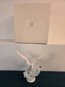 lot 450 image: Lenox Classics The Eagle of Freedom Figurine
