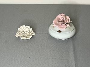 lot 494 image: Capodimonte Porcelain Flower Decor Set
