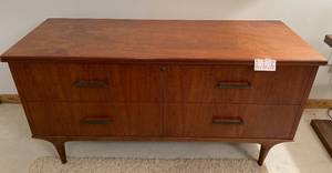 lot 346 image: Mid-Century Modern Wood Dresser with Four Drawers