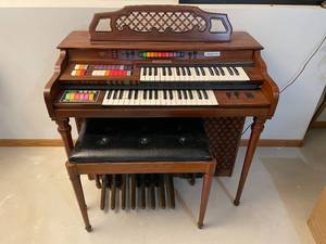 lot 352 image: Kimball Swinger 400 Electric Organ with Bench - powers up but untested