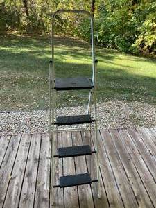 lot 357 image: Tricam 4ft Platform Ladder Model HSS-4