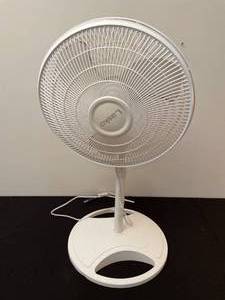 lot 441 image: Lasko Oscillating Table Fan