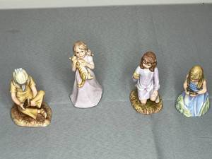 lot 367 image: Hamilton Collection Limited Edition Figurine Set