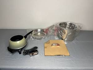 lot 378 image: Oster Fondue Pot and Cuisinart Cookware Set