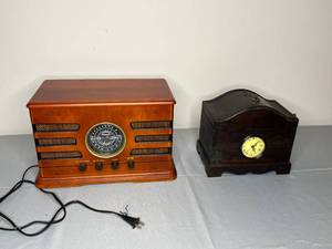 lot 381 image: Crosley CR19 CD Turntable Radio with Vintage Style Wooden Clock Box