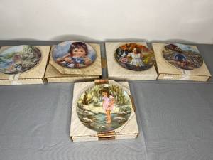 lot 467 image: Set of 5 Collectible Decorative Plates by Various Artists