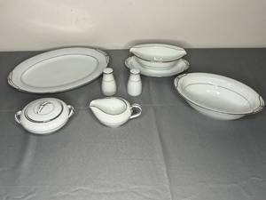 lot 474 image: Noritake Derry Pattern Fine China Serving Set