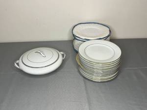lot 475 image: Noritake China Derry 533 Dinner Set with Casserole Dish